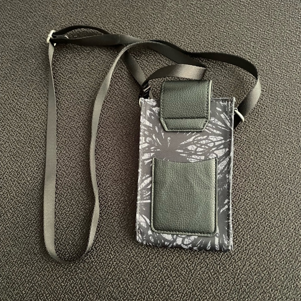 Baggallini Onyx Floral RFID crossbody phone wallet - Picture 2 of 7